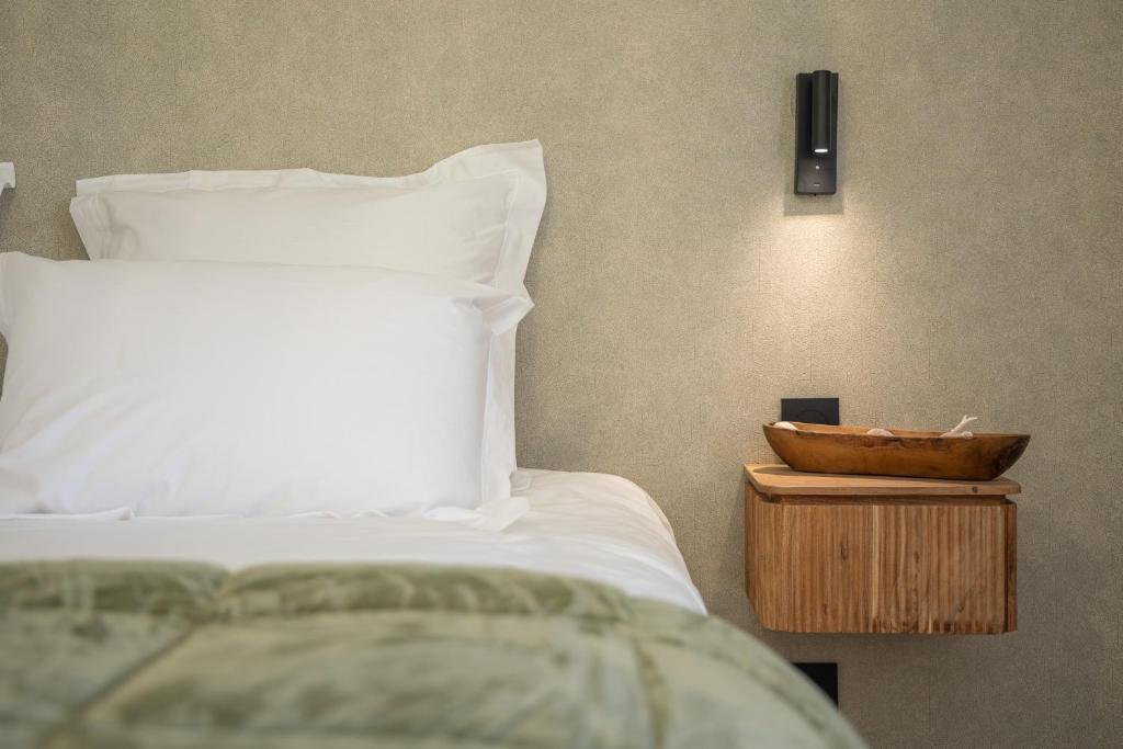 Deluxe Room N. 3 — la chambre et sa liseuse