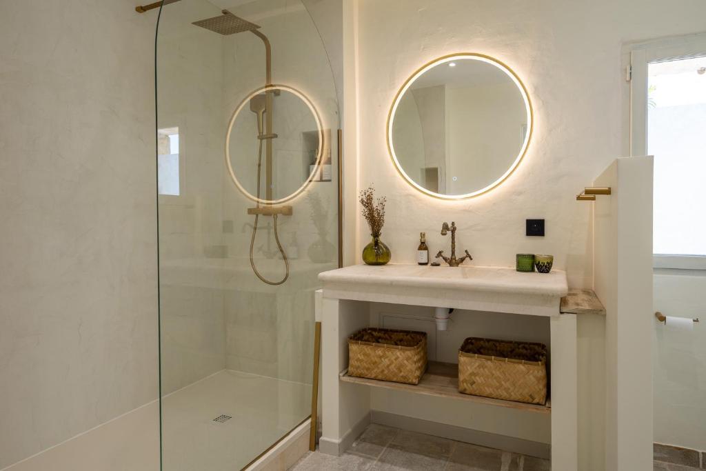 Deluxe Room N. 3 — la salle de bains et la douche