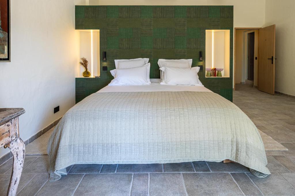 Deluxe Room N. 1 — la tête de lit en velours vert