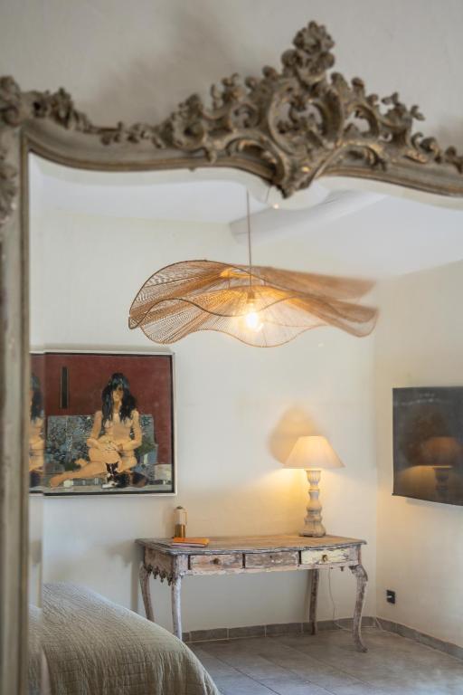 Deluxe Room N. 1 — fauteuil et suspension en rotin