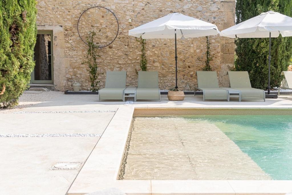 La piscine encadrée de cyprès et de pierre