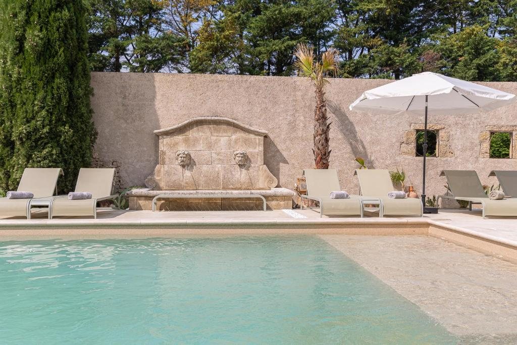 La piscine et la terrasse-fontaine au crépuscule