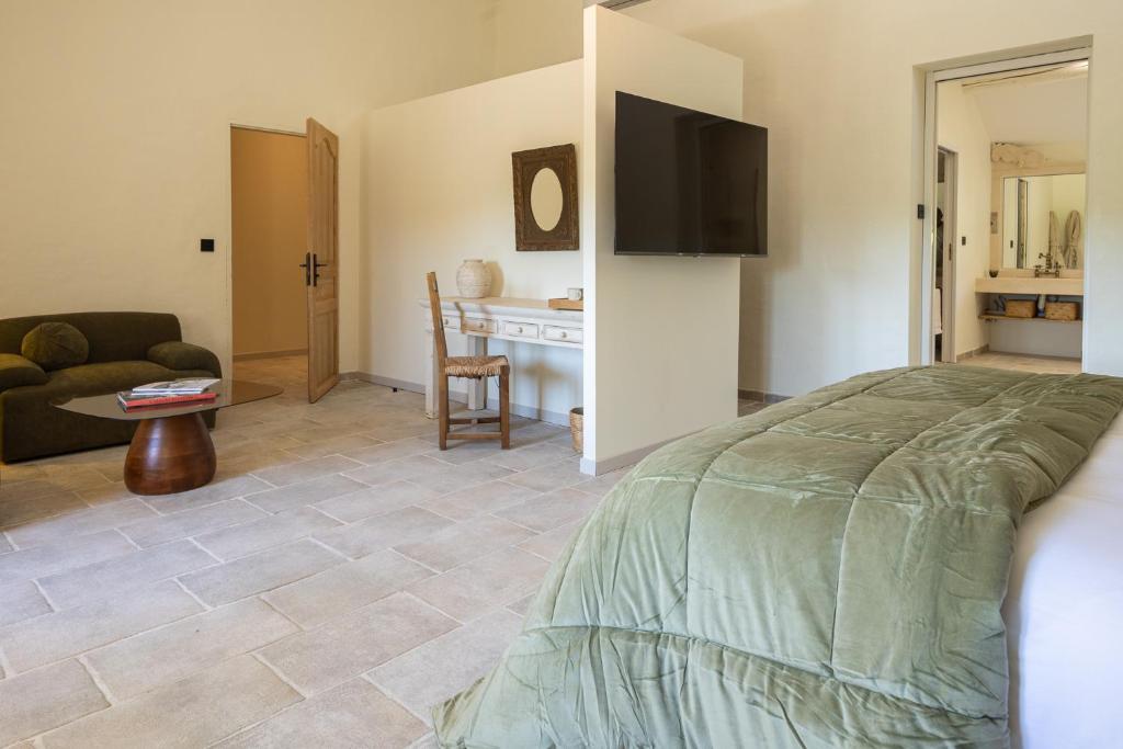 Deluxe Suite — le coin salon et la table