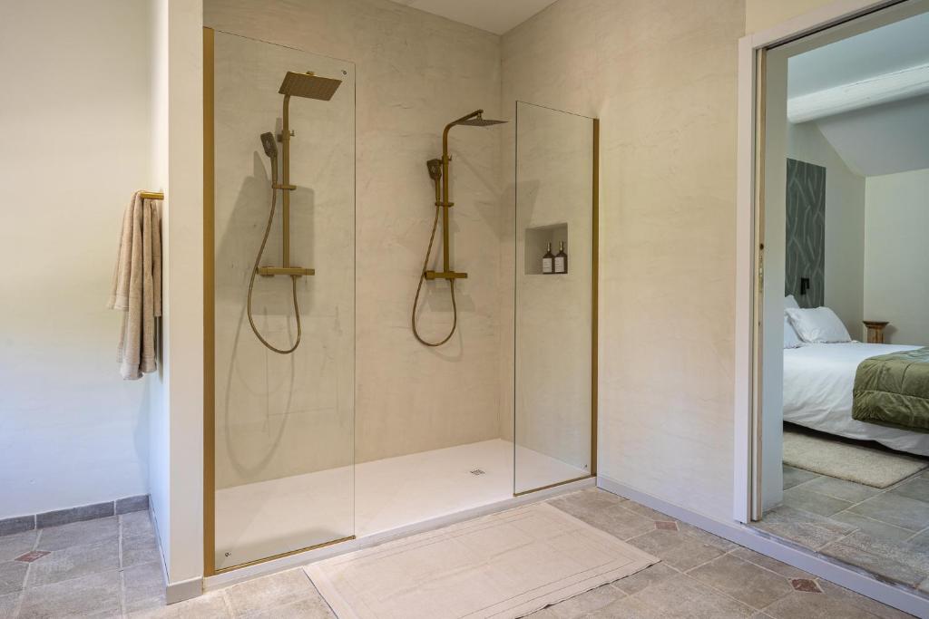 Deluxe Suite — la salle d'eau en pierre claire