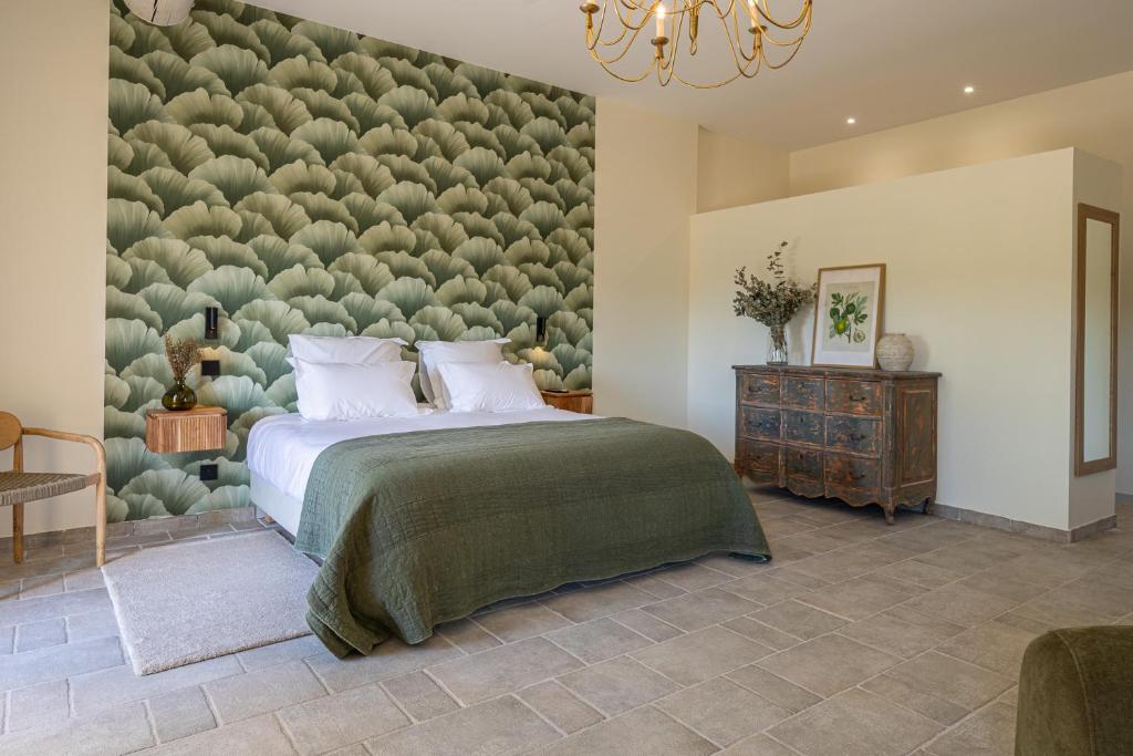 Deluxe Suite — la chambre et sa commode ancienne